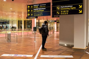 18 Şubat 2019. Danimarka, Copenhagen Kastrup Havaalanı. Tema taşıma ve mimarisi. Akşam gece boş boş ıssız terminalde İskandinav Avrupa Havaalanı Havaalanı istasyon içinde.