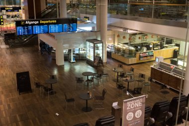 18 Şubat 2019. Danimarka, Copenhagen Kastrup Havaalanı. Tema taşıma ve mimarisi. Akşam gece boş boş ıssız terminalde İskandinav Avrupa Havaalanı Havaalanı istasyon içinde.