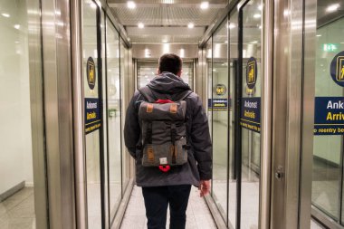18 Şubat 2019. Danimarka, Copenhagen Kastrup Havaalanı. Tema taşıma ve mimarisi. Akşam gece boş boş ıssız terminalde İskandinav Avrupa Havaalanı Havaalanı istasyon içinde.