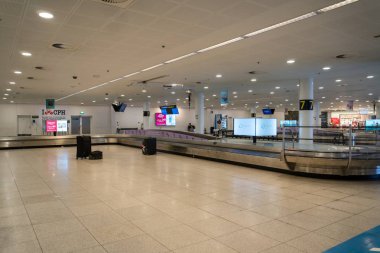 18 Şubat 2019. Danimarka, Copenhagen Kastrup Havaalanı. Tema taşıma ve mimarisi. Akşam gece boş boş ıssız terminalde İskandinav Avrupa Havaalanı Havaalanı istasyon içinde.