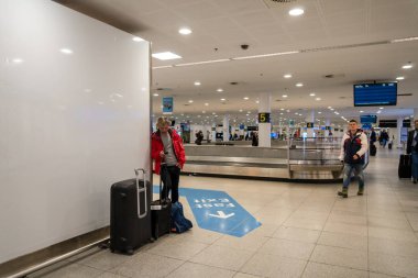 18 Şubat 2019. Danimarka, Copenhagen Kastrup Havaalanı. Tema taşıma ve mimarisi. Akşam gece boş boş ıssız terminalde İskandinav Avrupa Havaalanı Havaalanı istasyon içinde.