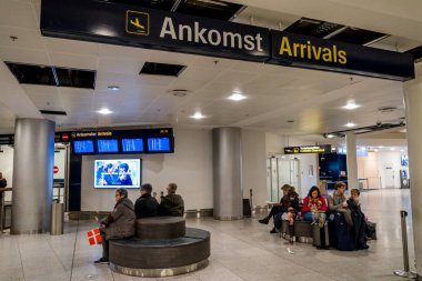 18 Şubat 2019. Danimarka, Copenhagen Kastrup Havaalanı. Tema taşıma ve mimarisi. Akşam gece boş boş ıssız terminalde İskandinav Avrupa Havaalanı Havaalanı istasyon içinde.