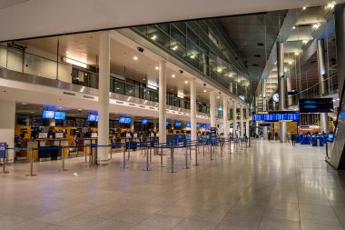 18 Şubat 2019. Danimarka, Copenhagen Kastrup Havaalanı. Tema taşıma ve mimarisi. Akşam gece boş boş ıssız terminalde İskandinav Avrupa Havaalanı Havaalanı istasyon içinde.
