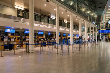 18 Şubat 2019. Danimarka, Copenhagen Kastrup Havaalanı. Tema taşıma ve mimarisi. Akşam gece boş boş ıssız terminalde İskandinav Avrupa Havaalanı Havaalanı istasyon içinde.