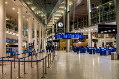 18 Şubat 2019. Danimarka, Copenhagen Kastrup Havaalanı. Tema taşıma ve mimarisi. Akşam gece boş boş ıssız terminalde İskandinav Avrupa Havaalanı Havaalanı istasyon içinde.