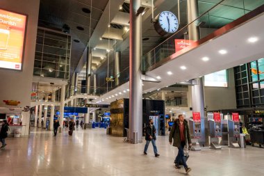 18 Şubat 2019. Danimarka, Copenhagen Kastrup Havaalanı. Tema taşıma ve mimarisi. Akşam gece boş boş ıssız terminalde İskandinav Avrupa Havaalanı Havaalanı istasyon içinde.