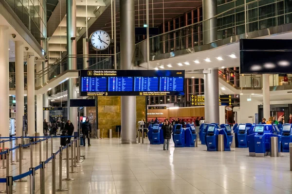 Febrero 2019 Aeropuerto Kastrup Dinamarca Copenhague Transporte Temático Arquitectura Noche —  Fotos de Stock