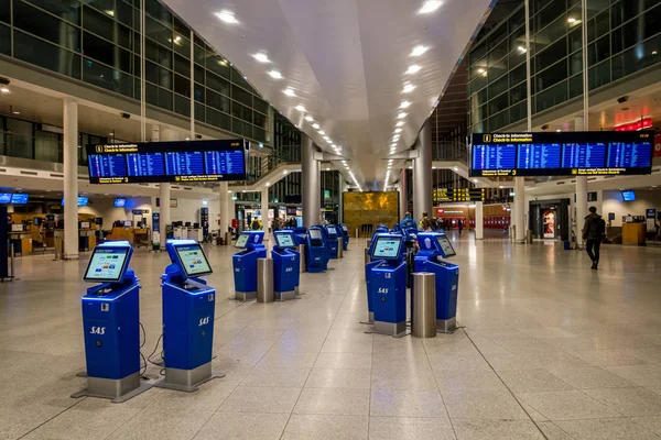 Febrero 2019 Aeropuerto Kastrup Dinamarca Copenhague Transporte Temático Arquitectura Noche —  Fotos de Stock