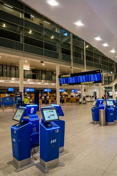 Febrero 2019 Aeropuerto Kastrup Dinamarca Copenhague Transporte Temático Arquitectura Noche — Foto de Stock