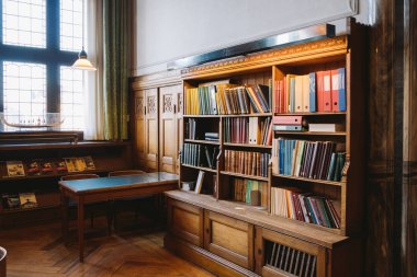 Depolama kitap. Büyük eski Kütüphane Gotik tarzı. Raflar ve kitap olan satırlar. 18 Şubat 2019 Belediye Binası Danimarka Kopenhag şehir Kütüphanesi