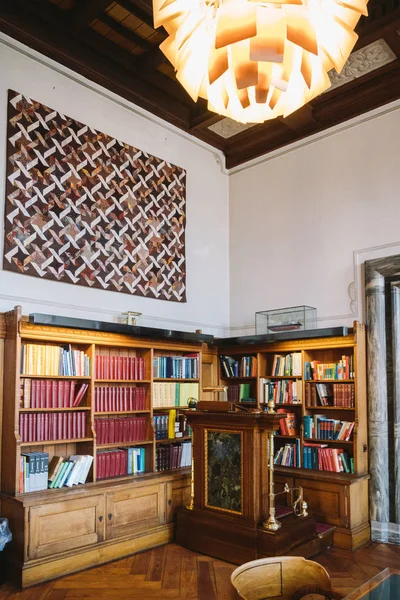 Almacenamiento de libros. Gran biblioteca antigua de estilo gótico. Estantes y filas con libros. Biblioteca de la Ciudad en el Ayuntamiento de Dinamarca Copenhague 18 Febrero 2019 — Foto de Stock