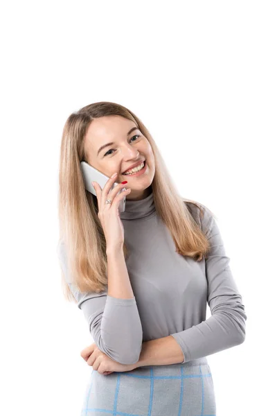 Tematu rozmowy telefon i kobieta biznesu. Piękna młoda kaukaski kobieta używa telefonu smartphone do wywołania w posiadanie ubrania na białym tle izolat — Zdjęcie stockowe