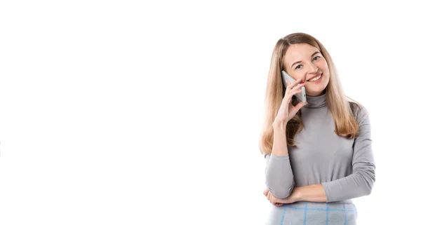 Das Thema einer Geschäftsfrau und Telefongespräche. schöne junge kaukasische Frau benutzt ein Smartphone-Handy, um in formeller Kleidung auf weißem isolierten Hintergrund anzurufen — Stockfoto