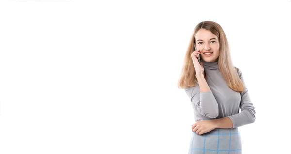 Temat för en affärs-kvinna och telefon samtal. Vacker ung kvinna som kaukasiska använder en smartphone handenhet för att anropa i formella kläder på en vit isolera bakgrund — Stockfoto