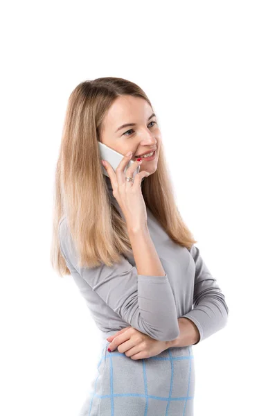비즈니스 여자와 전화 대화의 테마. 아름 다운 젊은 백인 여자 흰 격리 배경에 공식적인 옷에 전화를 스마트폰 단말기를 사용 하 여 — 스톡 사진