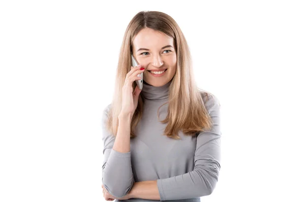 O tema de uma mulher de negócios e conversas telefônicas. Mulher branca jovem bonita usa um aparelho de smartphone para chamar roupas formais em um fundo isolado branco — Fotografia de Stock