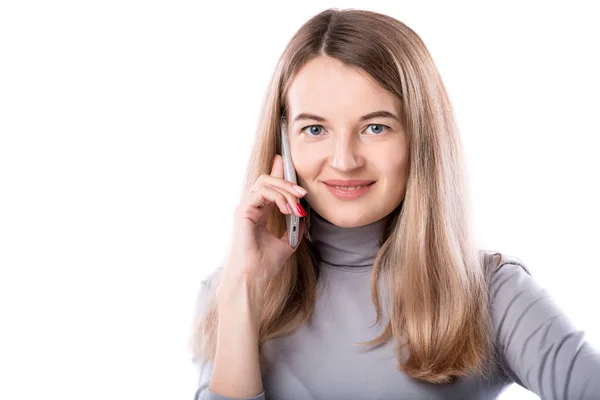 ビジネスの女性と電話会話のテーマ。美しい若い白人女性のスマート フォンの携帯電話を使用して分離白地にフォーマルな服を呼び出します — ストック写真