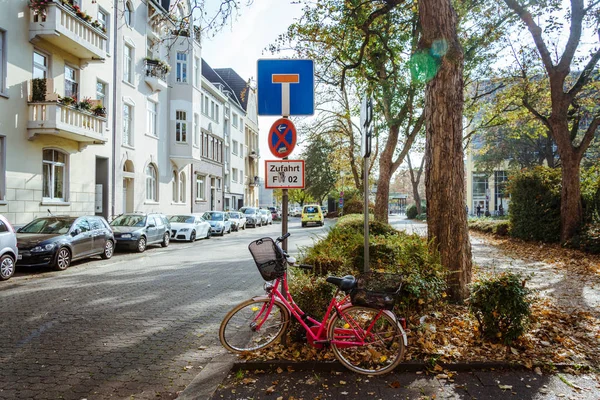 21 października 2018 r. Krefeld City, Niemcy. Jeden rower miejski zaparkowane bez nikogo w słoneczny dzień jesieni przy ulicy Europejskiej — Zdjęcie stockowe