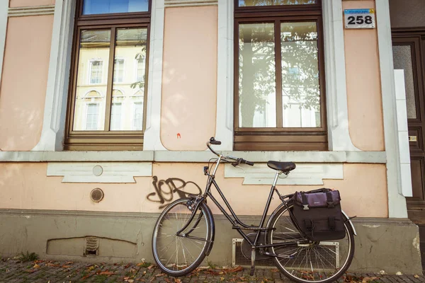 21 de octubre de 2018. Ciudad Krefeld Alemania. Urban una bicicleta estacionada sin nadie en un día soleado en otoño en una calle europea — Foto de Stock