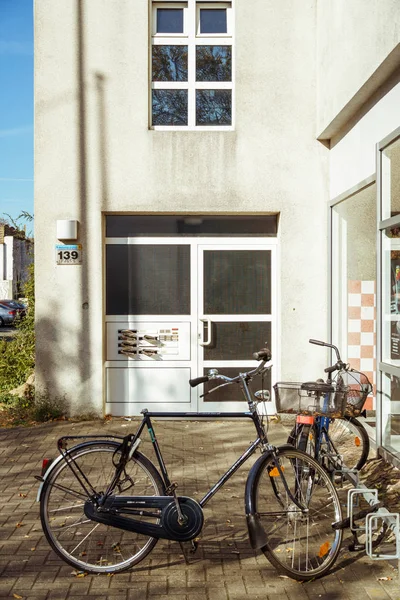 21. října 2018. City Krefeld, Německo. Městské jedno kolo zaparkované aniž by někdo za slunečného dne na podzim na Evropské ulici — Stock fotografie