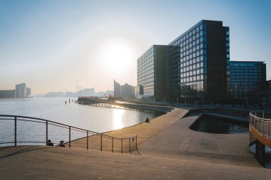 18 Şubat 2019. Şehir Kopenhag, Danimarka. Ahşap dolgu Kalvebod Bruges Nehri yakınında. Cityscape güneşli sıcak havalarda kışın