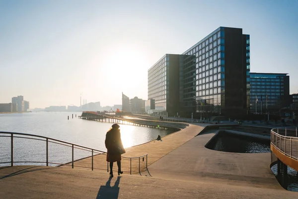 Februar 18, 2019. stadt kopenhagen, dänemark. hölzerne Böschung Kalvebod Brüche in der Nähe des Flusses. Stadtbild im Winter bei sonnig warmem Wetter — Stockfoto