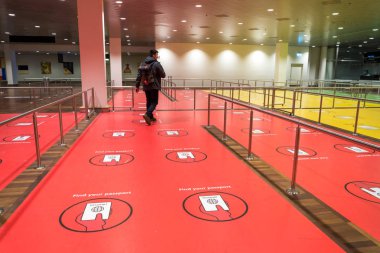 18 Şubat 2019. Şehir Kopenhag, Danimarka. Kastrup Havaalanı. Güvenlik koridoru, pasaport kontrolü Euro-Birliği katında uyarı işaretleri