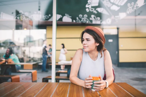 Joven hermosa mujer bebiendo café en el café de verano al aire libre —  Fotos de Stock