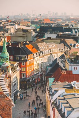 18 Şubat 2019. Danimarka Kopenhag. Bir yüksek noktadan şehir merkezinin panoramik üstten görünüm. Yuvarlak Rundetaarn Kulesi