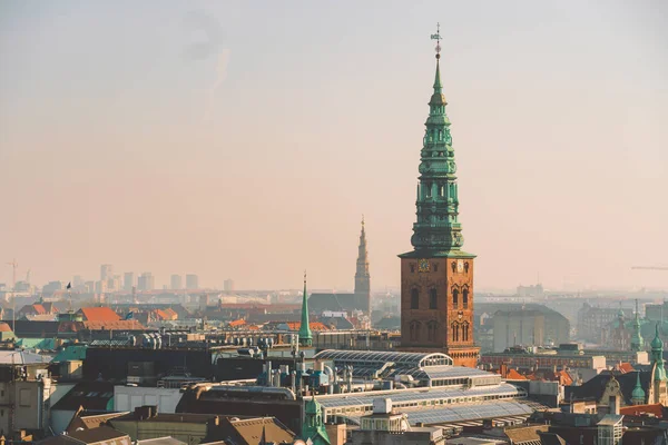 18 de fevereiro de 2019. Dinamarca Copenhaga. Vista panorâmica superior do centro da cidade a partir de um ponto alto. Torre de Rundetaarn redonda — Fotografia de Stock