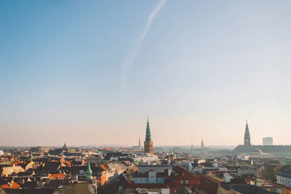 18 de febrero de 2019. Dinamarca Copenhague. Vista superior panorámica del centro de la ciudad desde un punto alto. Torre redonda Rundetaarn — Foto de stock gratis