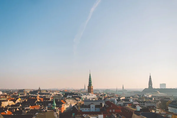 18 de fevereiro de 2019. Dinamarca Copenhaga. Vista panorâmica superior do centro da cidade a partir de um ponto alto. Torre de Rundetaarn redonda — Fotografia de Stock Grátis