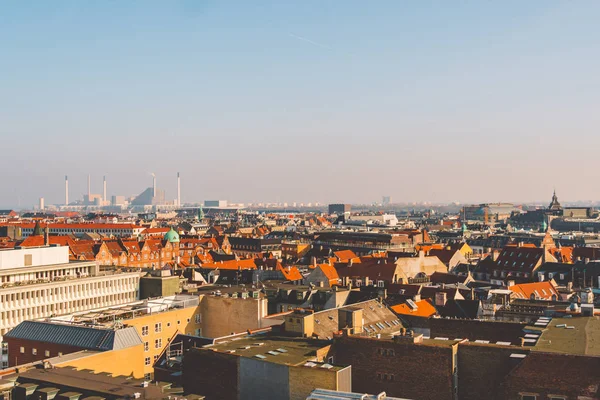 18 de fevereiro de 2019. Dinamarca Copenhaga. Vista panorâmica superior do centro da cidade a partir de um ponto alto. Torre de Rundetaarn redonda — Fotos gratuitas