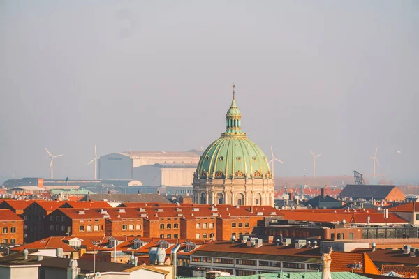 18. února 2019. Dánsko Kodaň. Panoramatický pohled shora z centra města od nejvyššího bodu. Kulatá věž Rundetaarn — Stock fotografie