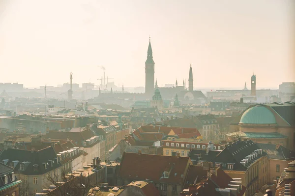 18. února 2019. Dánsko Kodaň. Panoramatický pohled shora z centra města od nejvyššího bodu. Kulatá věž Rundetaarn — Stock fotografie