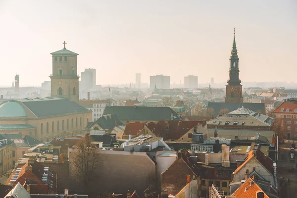 18. února 2019. Dánsko Kodaň. Panoramatický pohled shora z centra města od nejvyššího bodu. Kulatá věž Rundetaarn — Stock fotografie zdarma