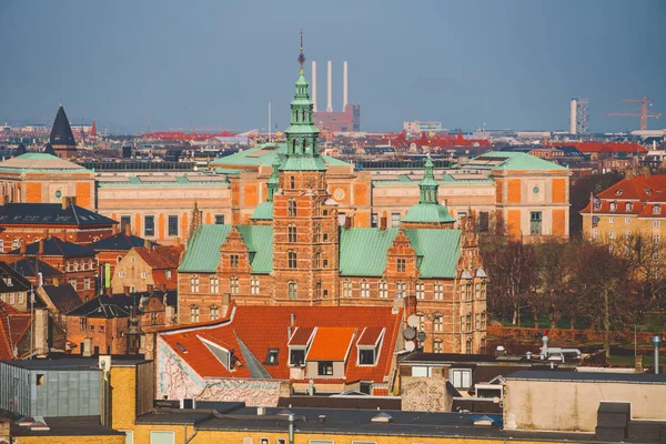 18. února 2019. Dánsko Kodaň. Panoramatický pohled shora z centra města od nejvyššího bodu. Kulatá věž Rundetaarn — Stock fotografie