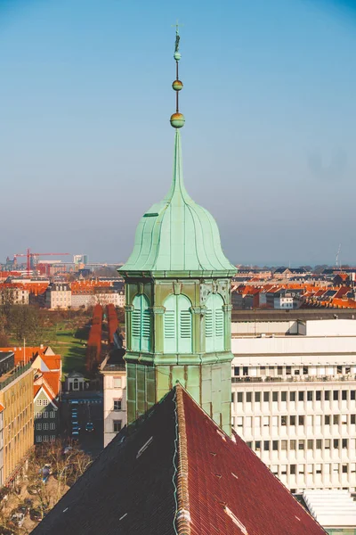 18 de febrero de 2019. Dinamarca Copenhague. Vista superior panorámica del centro de la ciudad desde un punto alto. Torre redonda Rundetaarn — Foto de Stock