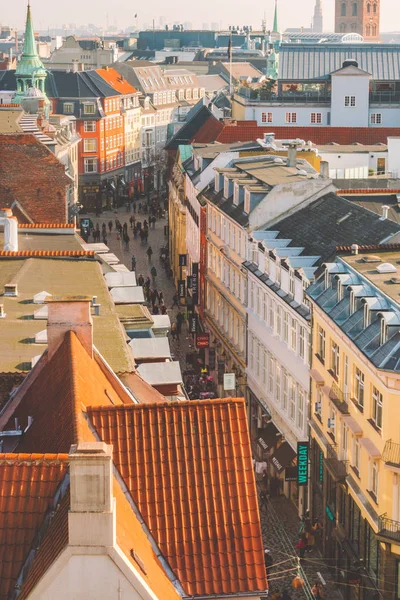 18 de fevereiro de 2019. Dinamarca Copenhaga. Vista panorâmica superior do centro da cidade a partir de um ponto alto. Torre de Rundetaarn redonda — Fotografia de Stock