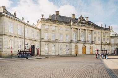 20 Şubat 2019. Danimarka. Kopenhag. Amalienborg Meydanı. Kraliyet Muhafızı değiştirme. Ordu tek tip insan savunma kalesi Kral sırada.