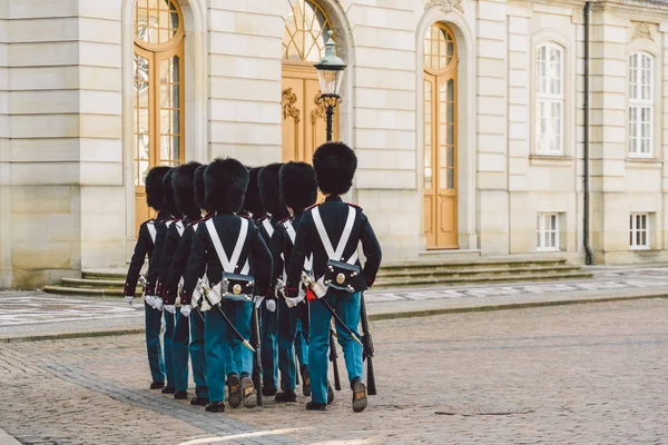 February 20, 2019. Denmark. Copenhagen. Amalienborg Square. Changing the royal guard. Army ranks uniform people defense castle king — Stock Photo, Image