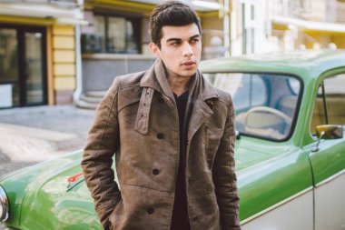 Esmer Türk Orta Doğu esmer bir sigara sokaktaki eski retro car yakınındaki poz ile bir modeli genç yakışıklı seksi erkek esmer bir adam portresi