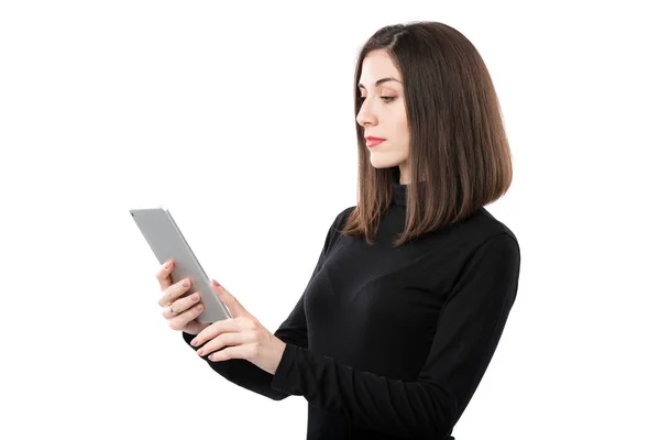 Kvinna business teknik tema. Vacker ung kaukasisk kvinna i svart tröja poserar stående med tablett händer på vit isolera bakgrund. Yrket marknadsförare försäljning sociala medier reklam — Stockfoto