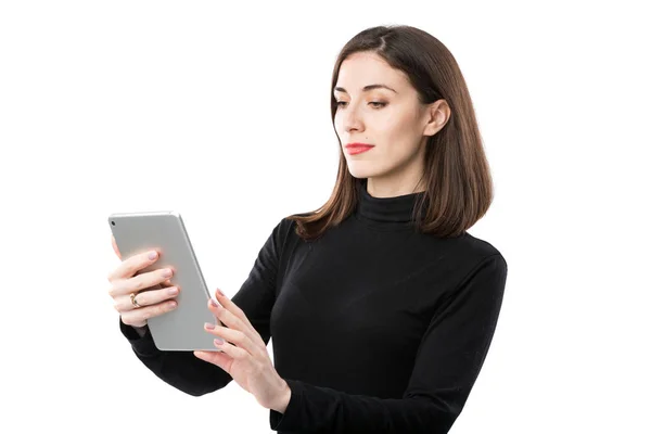 Vrouw business technologie thema. Mooie jonge Kaukasische vrouw in zwarte shirt poseren staande met tablet op wit handen isoleren achtergrond. Beroep marketeer verkoop sociale Media reclame — Stockfoto