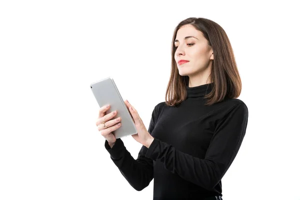 Vrouw business technologie thema. Mooie jonge Kaukasische vrouw in zwarte shirt poseren staande met tablet op wit handen isoleren achtergrond. Beroep marketeer verkoop sociale Media reclame — Stockfoto