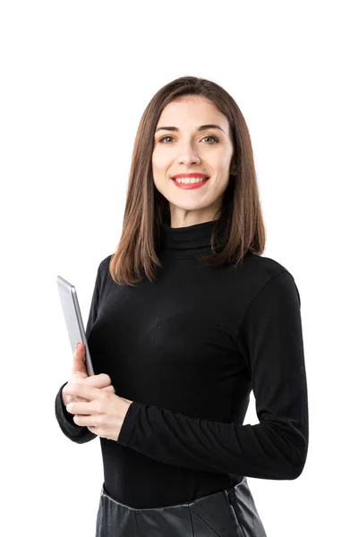 Thème de la technologie des entreprises féminines. Belle jeune femme caucasienne en chemise noire posant debout avec des mains de comprimé sur fond blanc isolé. Profession Commerçant Ventes Médias sociaux Publicité — Photo