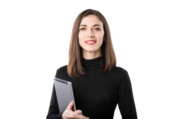 Frau Business Technology Thema. schöne junge kaukasische Frau in schwarzem Hemd posiert stehend mit Tablettenhänden auf weißem isoliertem Hintergrund. Beruf Vermarkter Verkäufe Social Media Werbung — Stockfoto