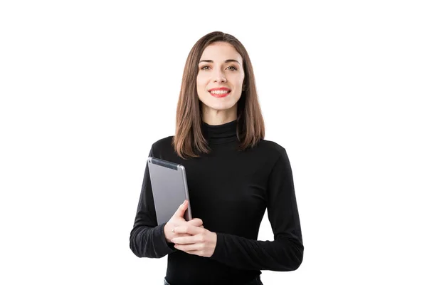 Mujer tema de tecnología de negocios. Hermosa joven mujer caucásica en camisa negra posando de pie con las manos de la tableta sobre fondo aislado blanco. Profesión Marketing Ventas Redes Sociales Publicidad —  Fotos de Stock