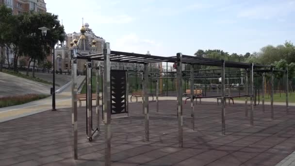 Vistas del campo de deportes para el entrenamiento en la calle. Espacio público de entrenamiento deportivo — Vídeo de stock