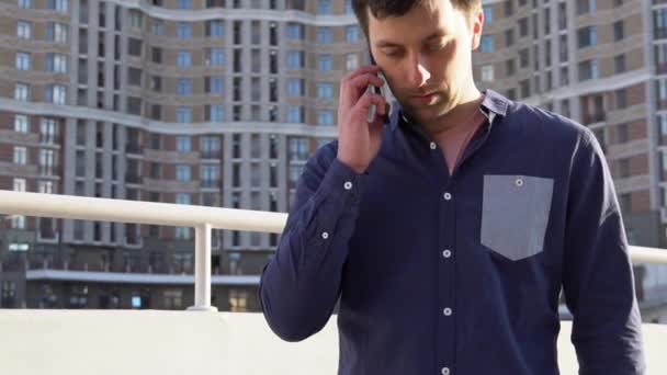 Sujet homme d'affaires en colère parle au téléphone. Jeune brune caucasienne mâle en chemise. Ouvrier de petite entreprise. Profession. Directeur des ventes. Realtor utilise un smartphone. Colère émotionnelle et haine contre la construction — Video